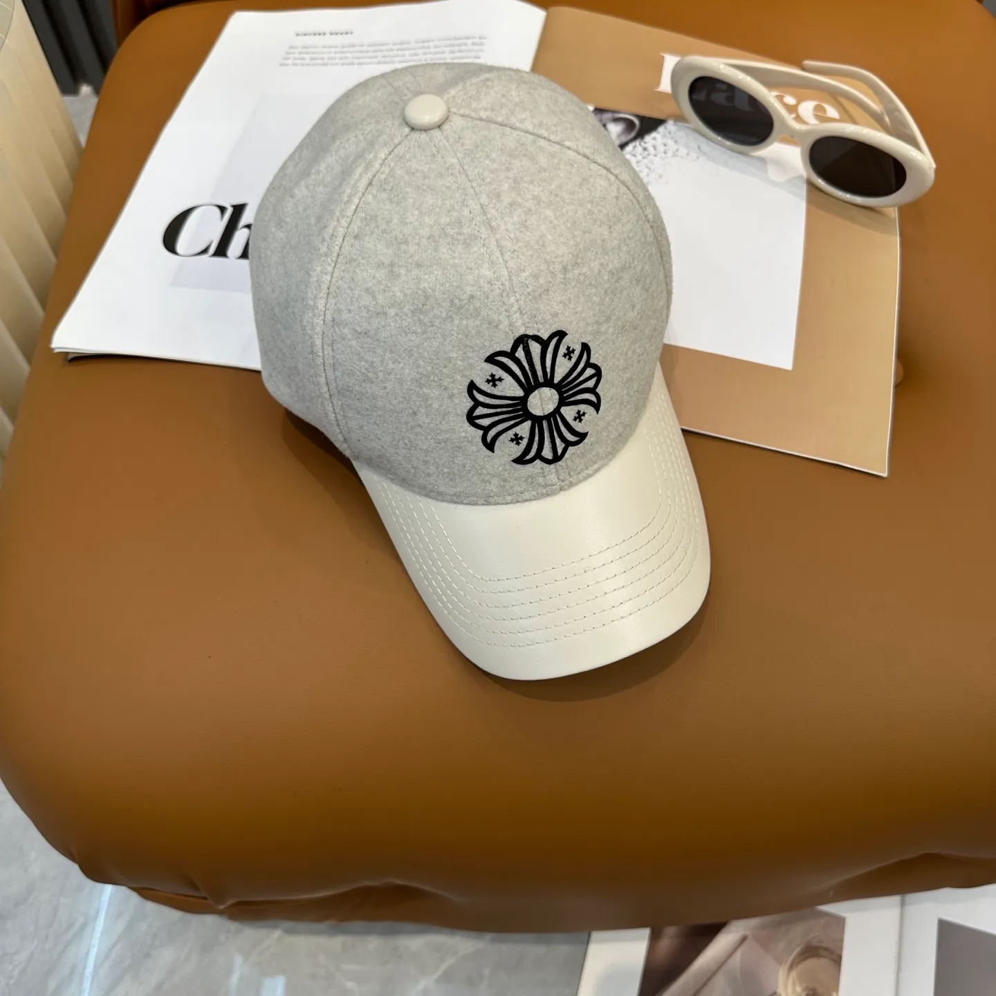 P60 Crow Heart's new autumn and winter fur-stitched baseball cap. It's full of autumn and winter atmosphere. The quality is great. The deepening of the hat shape makes it more elegant. It's very nice for both men and women. It's a classic among classics. It goes well with daily wear. Casual and fashionable.